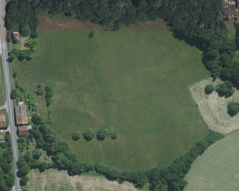 Vue satellite du domaine avec la maison en bordure de route et le grand terrain